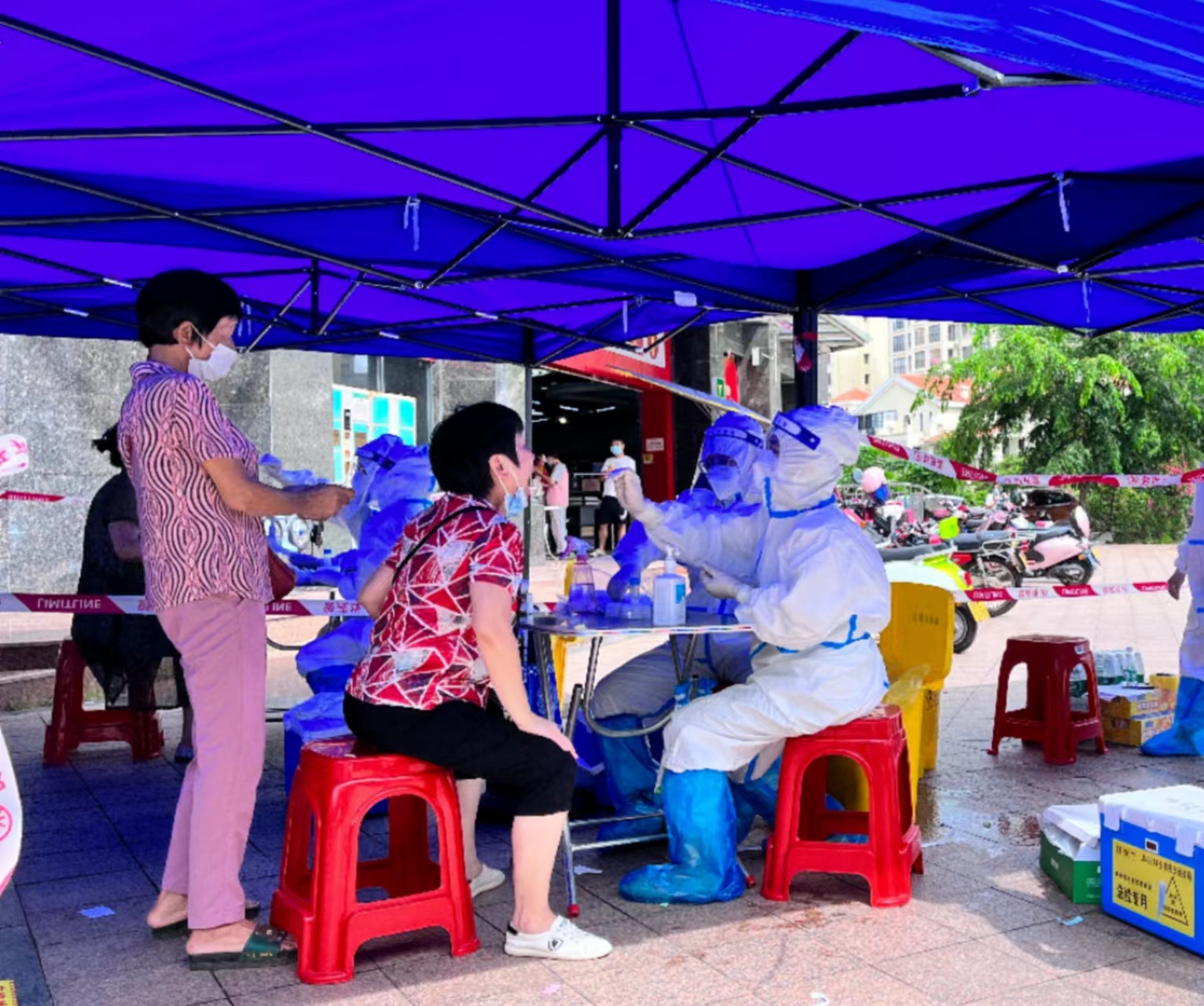 抗疫一线为人民服务,抗疫一线保平安