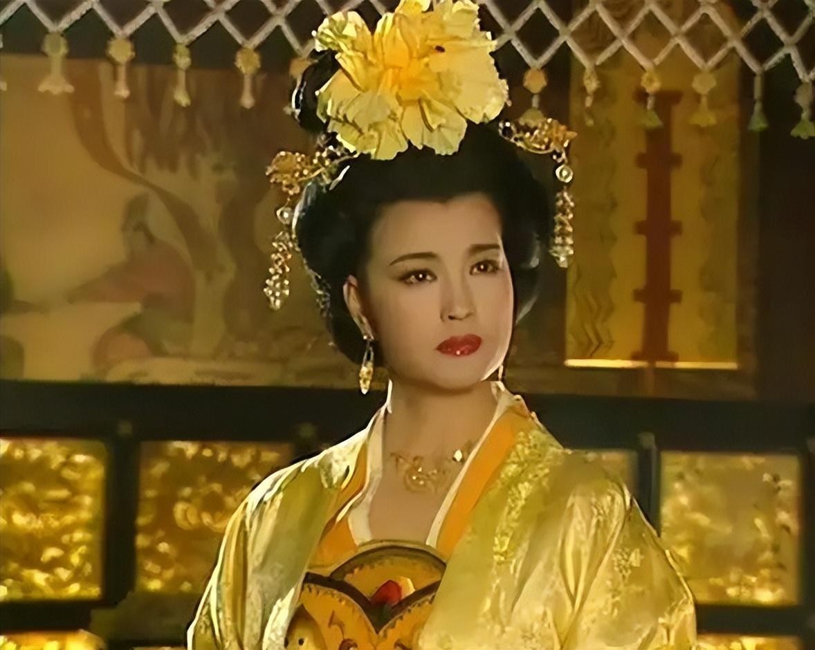 河南村民挖出国宝价值,老农山上捡到金片上交国宝