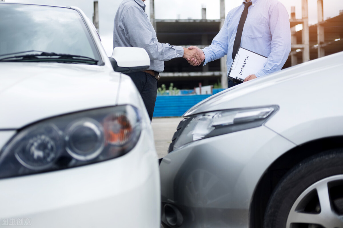 司机失去意识造成车祸需承担责任,无证驾驶发生车祸怎样承担责任