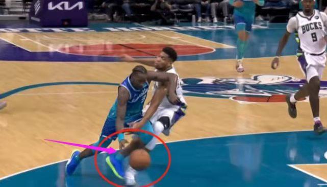 字母恶意肘击再现伤人动作,恶意犯规挥肘提膝伸腿