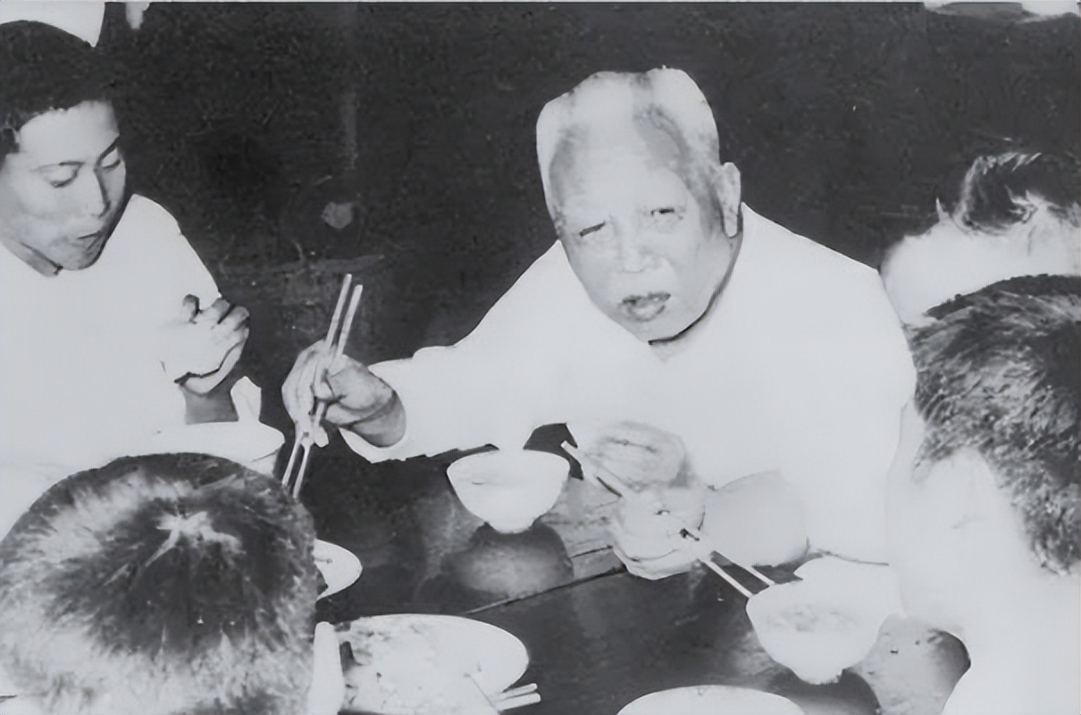 1972年,65岁开国上将迎娶小33岁的小姨子:这是妻子临终前的遗愿