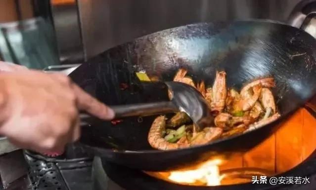 铁锅将美食变为毒药,央视曝光毒铁锅