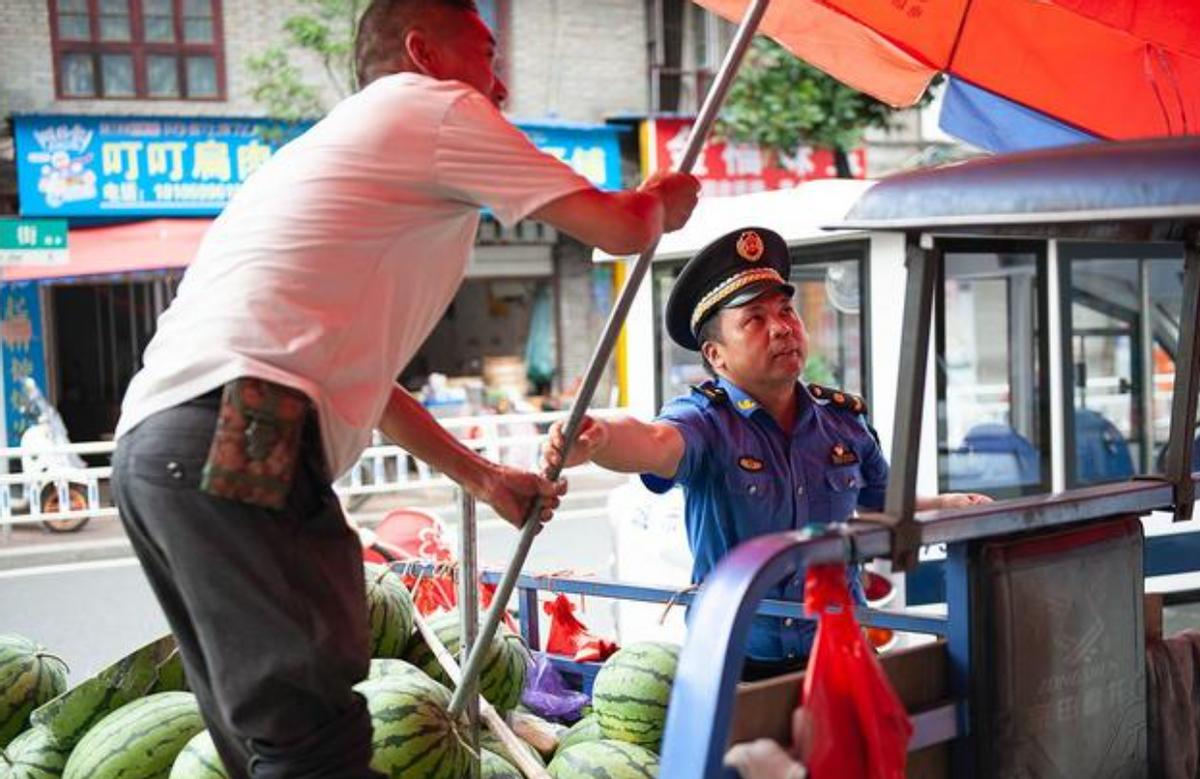 七旬摊贩竟然当众掌掴城管,地摊老汉当街掌掴城管怒吼