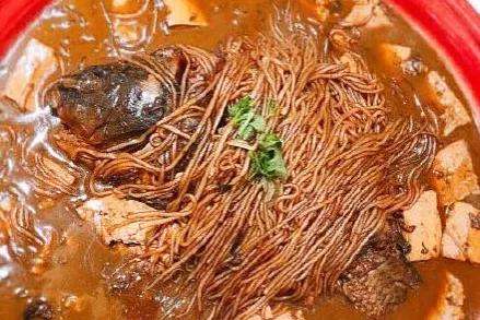 为啥哈尔滨得莫利炖鱼如今“门庭冷落”？辞职厨师:3个缺陷已证实