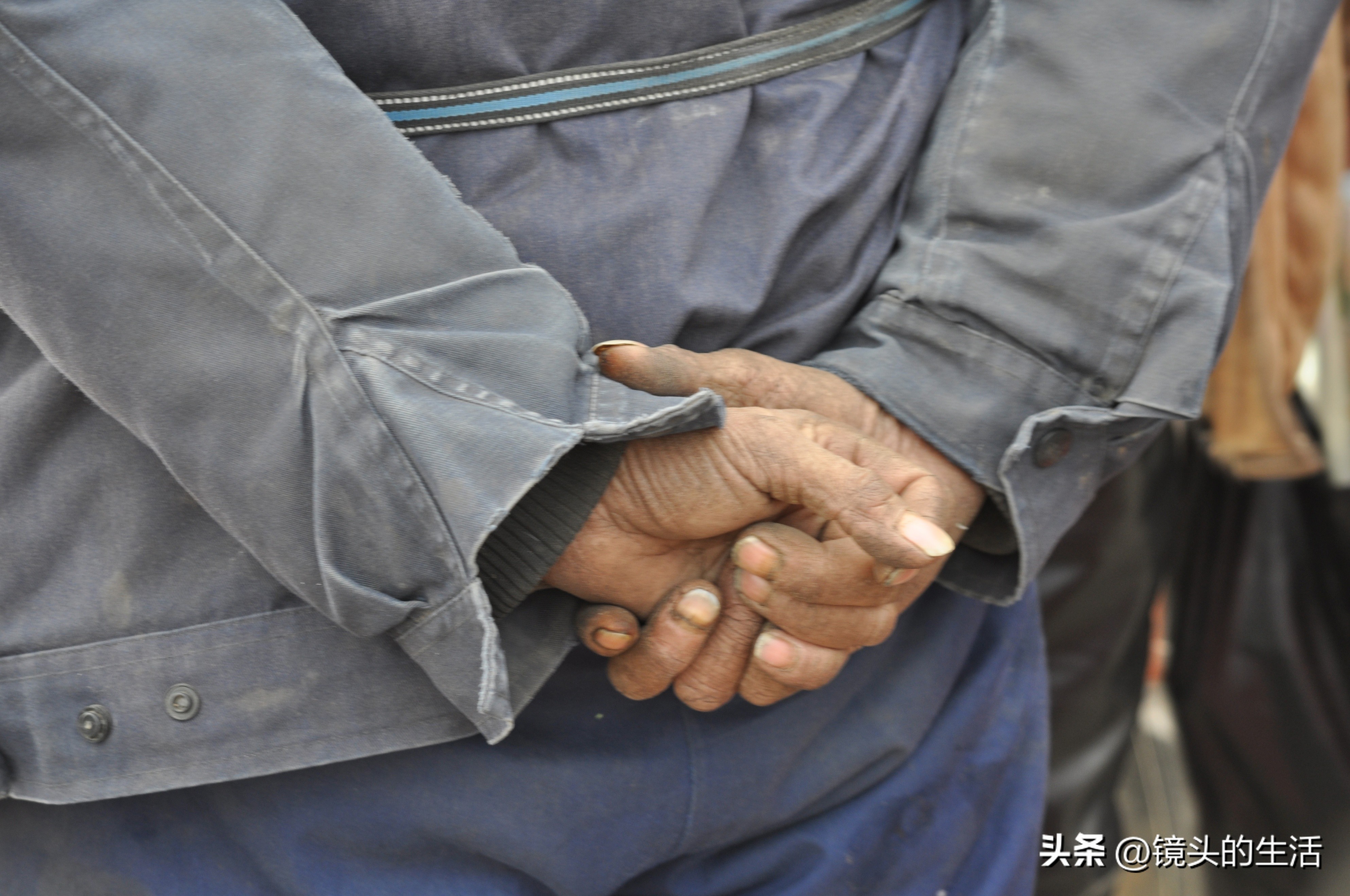 73岁“山大王”一生未娶，住草房搬山上，半天工钱15元看咋回事