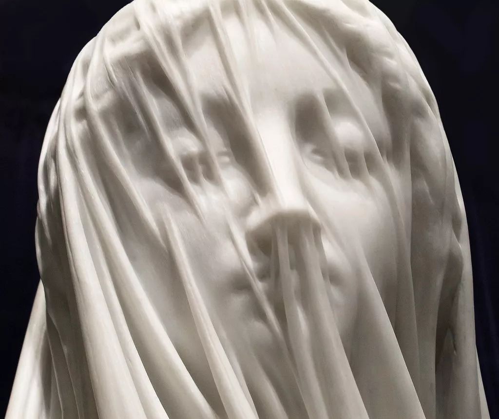 面纱掩盖着的是一个少女的贞洁，也是整个帝国的命运