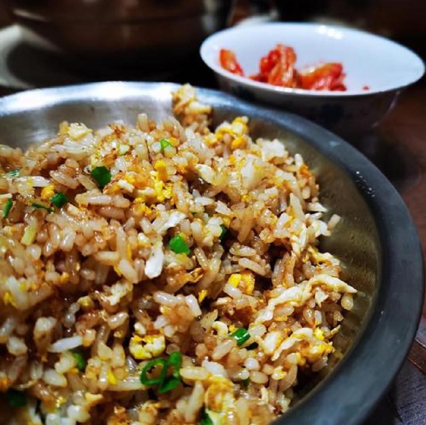 乘客坐公交摔骨折司机赔偿,乘客坠亡案司机获刑1年