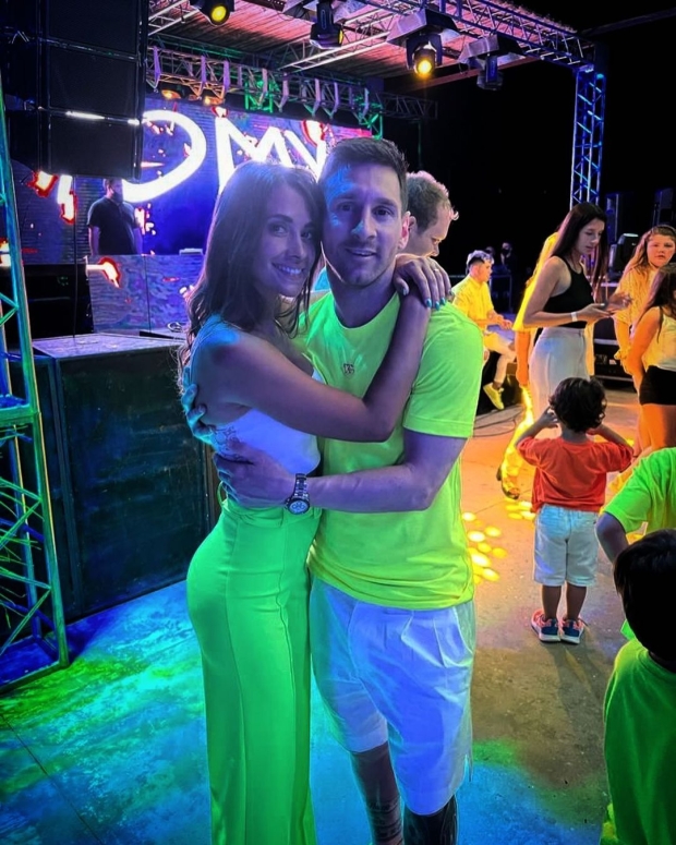 梅西和妻子出席活动,梅西妻子安东内拉红裙出席活动