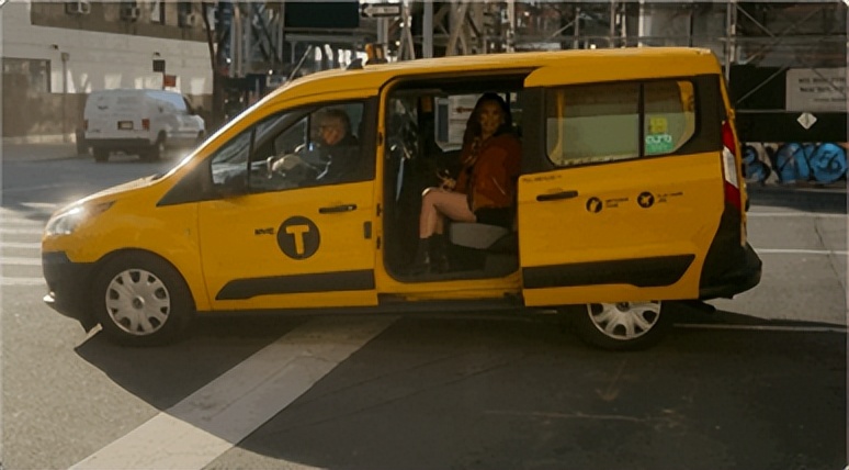 “中国百货王”挺不住了？姐姐继承家业，她靠炫富混成顶流名媛