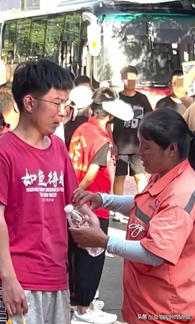 “最美环卫工母亲”之子高考470分，别拿他感叹“寒门难出贵子”