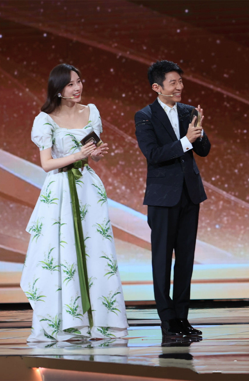 董卿接班人是熟悉的她！穿刺绣裙温婉大气，与撒贝宁搭档不怯场