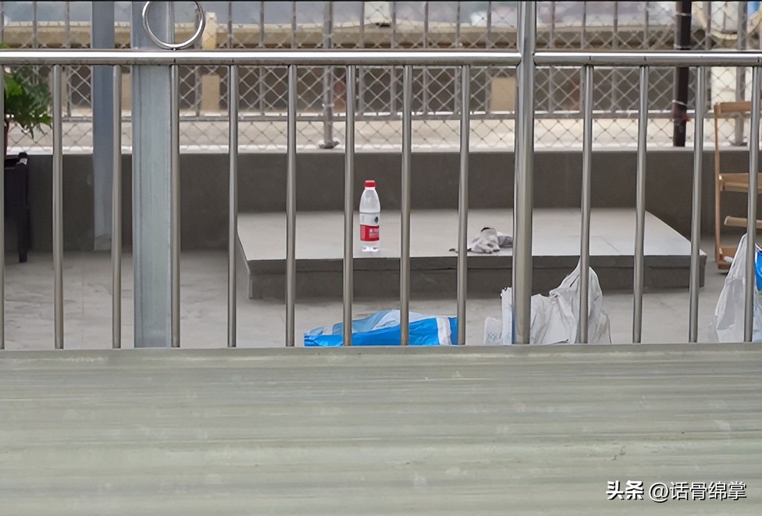 自建房楼顶搭棚属于违法行为吗,楼顶搭建棚需要居民同意么