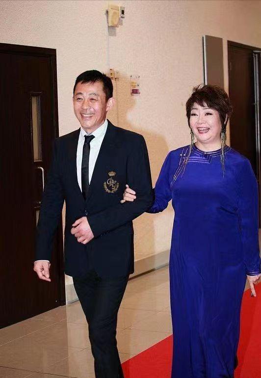 萨日娜穿搭的照片,萨日娜时尚妈妈装