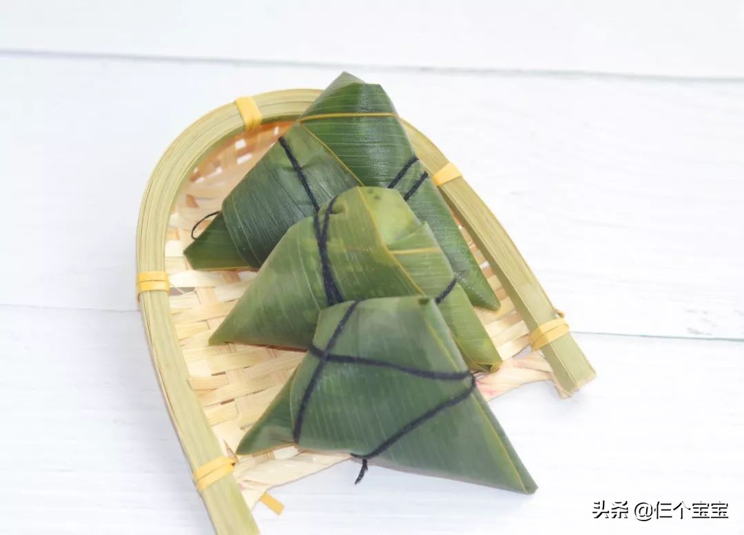 手残党怎么包四角粽子,六个月以上宝宝粽子做法