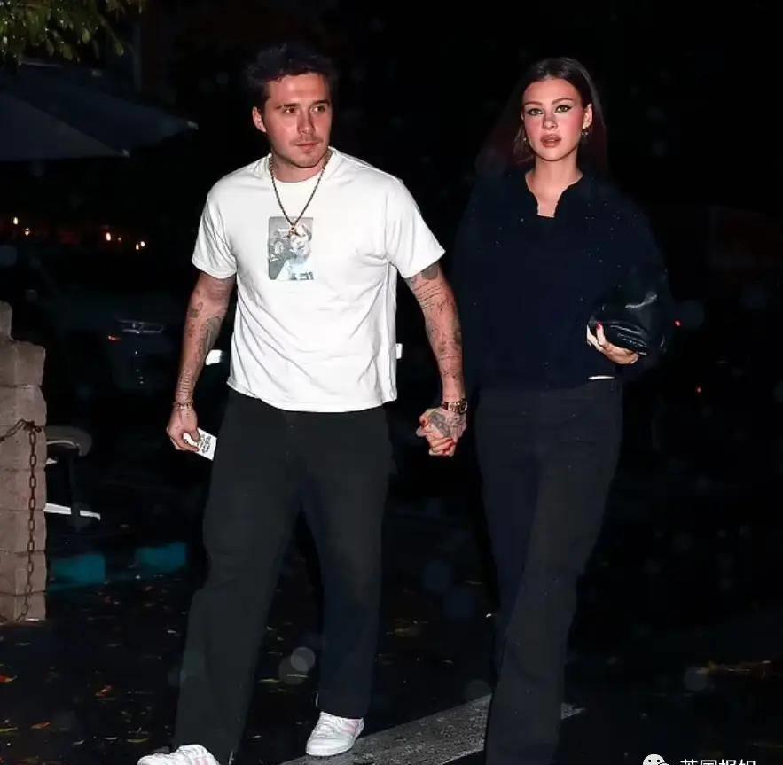 贝嫂狂晒48岁小贝半裸翘臀照，全球网友狂欢：谢嫂子带看男菩萨！