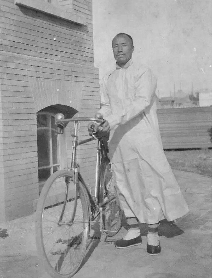 高清老照片：旗人格格大腿岔开豪放洗衣，地主三妻四妾不输女明星