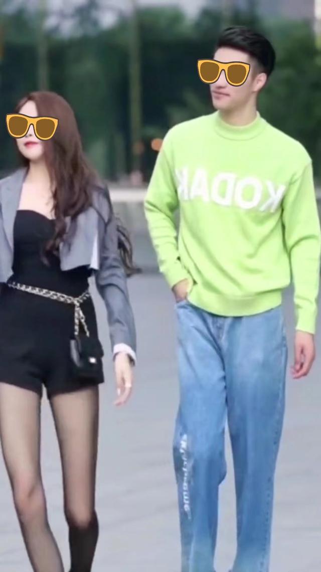 男子与陌生女人打情骂俏，女友见后竟将两只鞋带系一起，绊倒男友