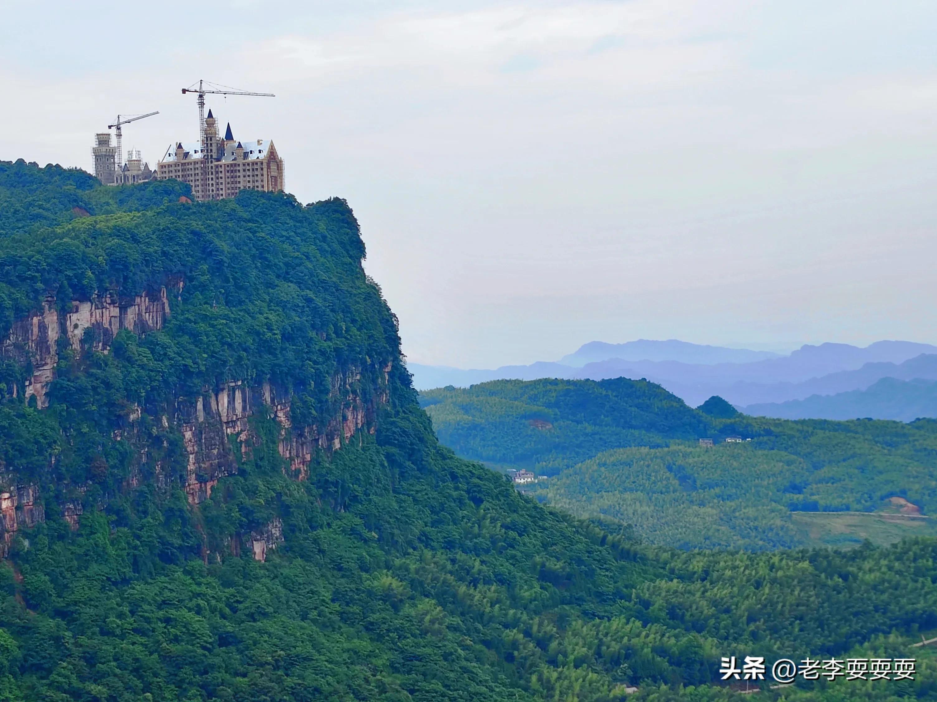 它崖、湖双拥，天然资源国内罕见，是海拔1280米之上的幸福城堡