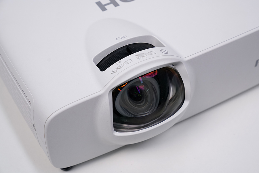 兼顾高亮度和0仰角超短焦,理光RU226ST商务投影仪上手评测