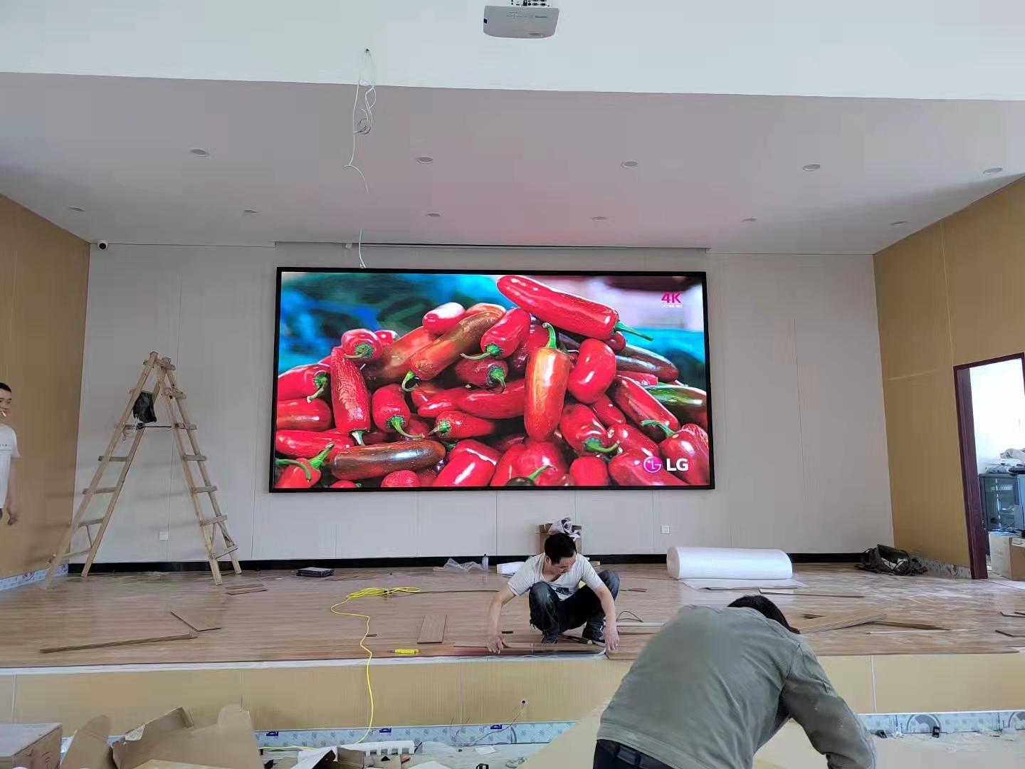 70平米会议室做多大led显示屏,会议室墙面7.2米做多大的会议屏