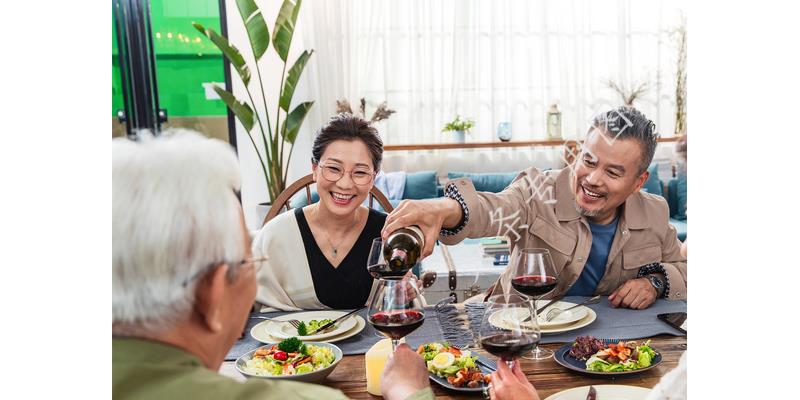 未婚老伴工资12500，却说只有2500，儿子告诉我真相我哭了