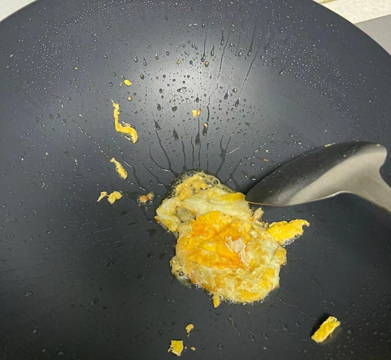 不沾锅VS铁锅：选购厨具大揭秘