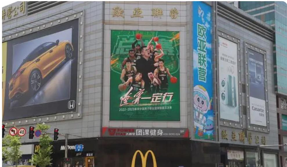 沈阳多地大屏为辽篮加油,氛围拉满辽篮