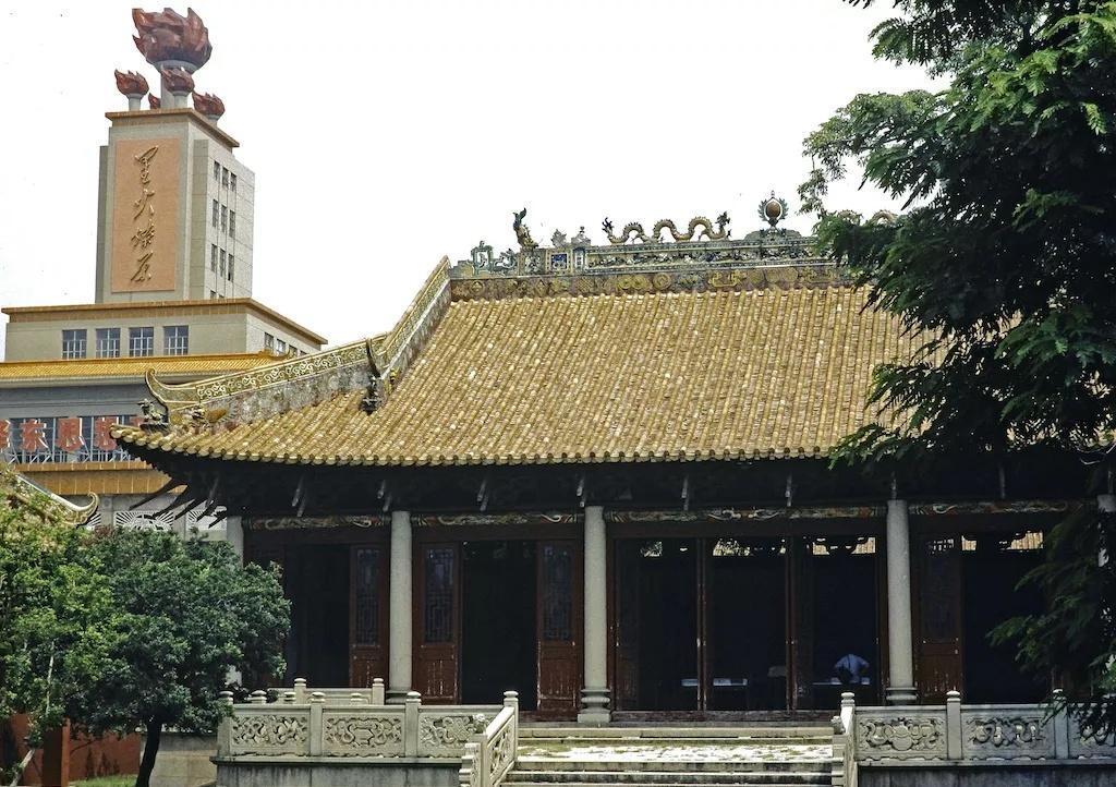 羞耻与痛苦：30张老照片记录纳粹强迫妇女脱衣的残忍场景！