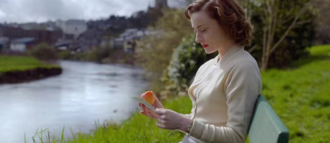 美国影片《布鲁克林》多次出现爱丽丝的定格画面有什么目的？