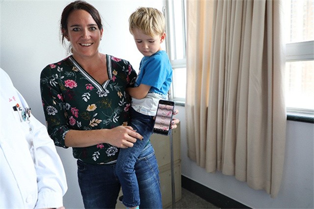 国外先天性脑瘫成功案例,德国夫妇带脑瘫孩子来华治疗