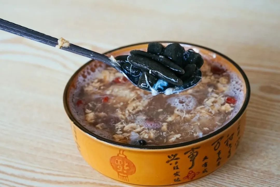 早餐烤乳猪，海鲜论盆卖？这座海岛小城舒坦得有点离谱了