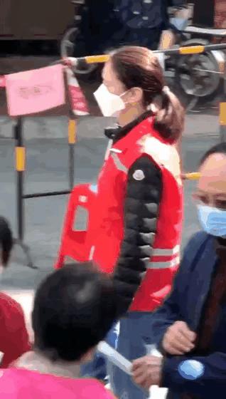 素颜做志愿者走亲民路线被讽刺有目的洗白儿子宣传造势