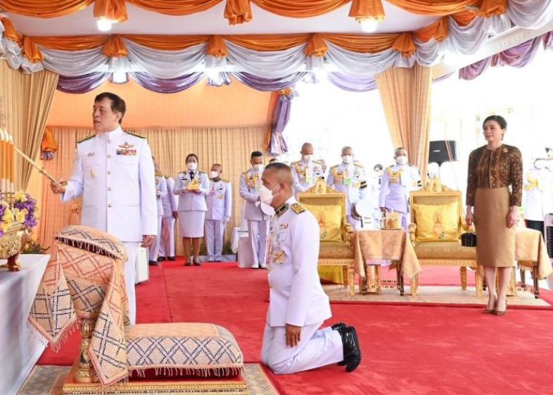 苏提达阻止西拉米回归事件,苏提达当侍卫时给西拉米下跪