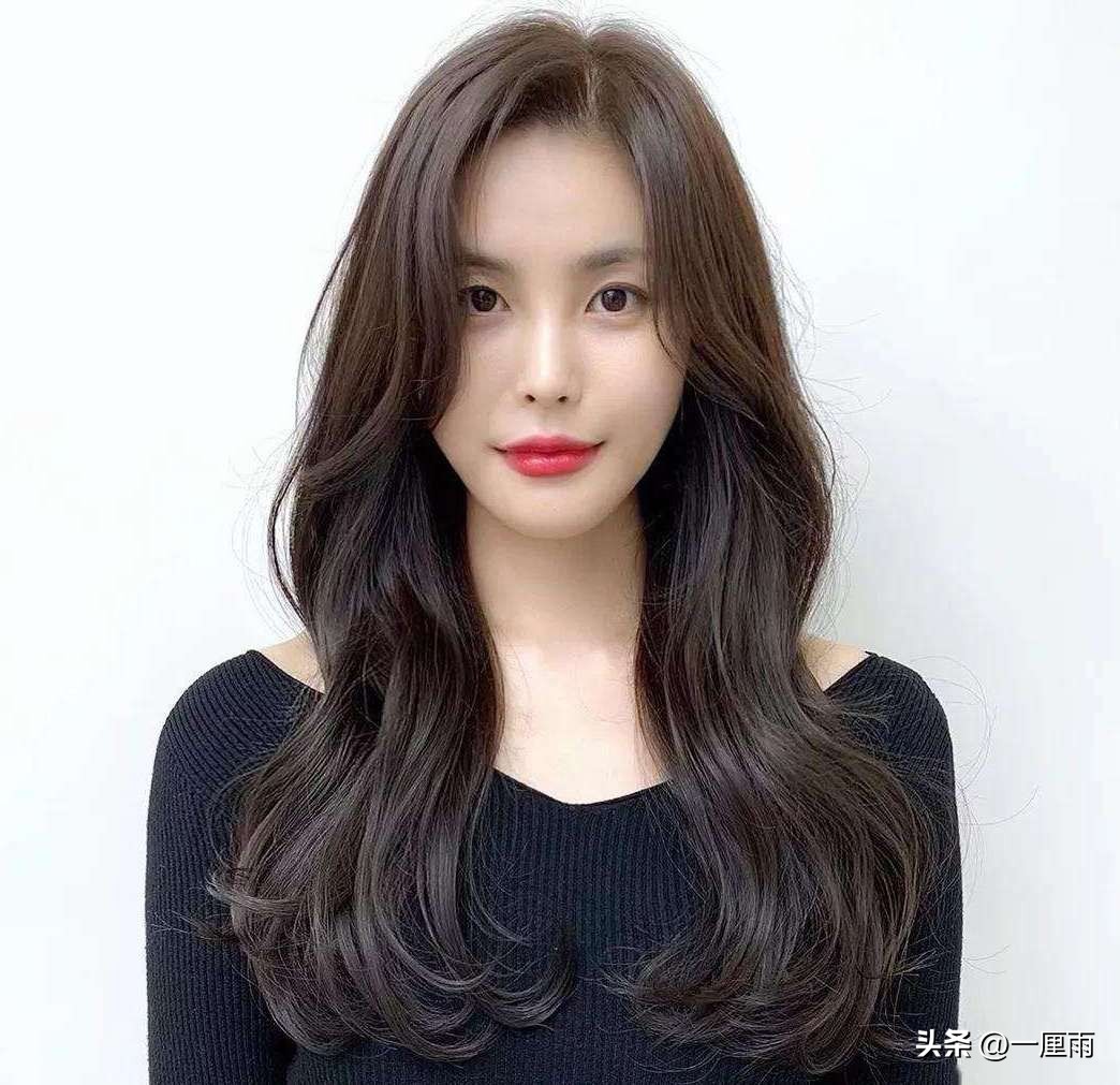 38岁最流行的发型减龄显脸小,30-40岁洋气超长烫卷发型