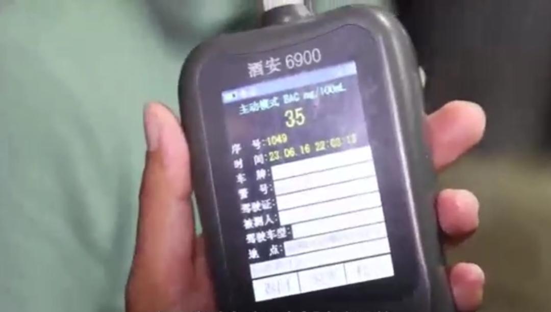 厦门交警查获酒,运假酒被交警查获