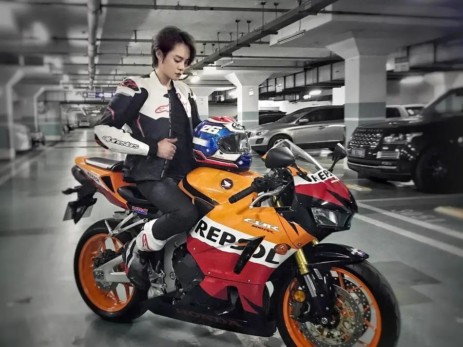 明星私下骑摩托,哪个明星最爱骑摩托车