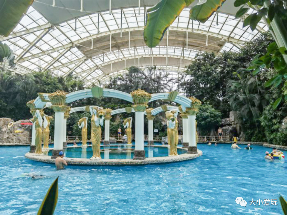 滑道冲浪小姐姐水上乐园,滑道冲浪在夏日中享受清凉与刺激