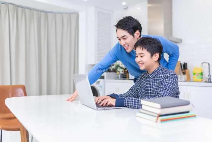 半夜发现儿子看“小黄片”，妈妈又怒又无助，爸爸的做法值得学习