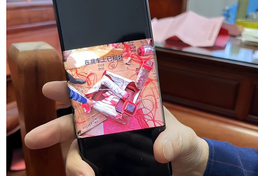 华商记者帮||10万多元买红木家具,货到时小茶几断了三条腿