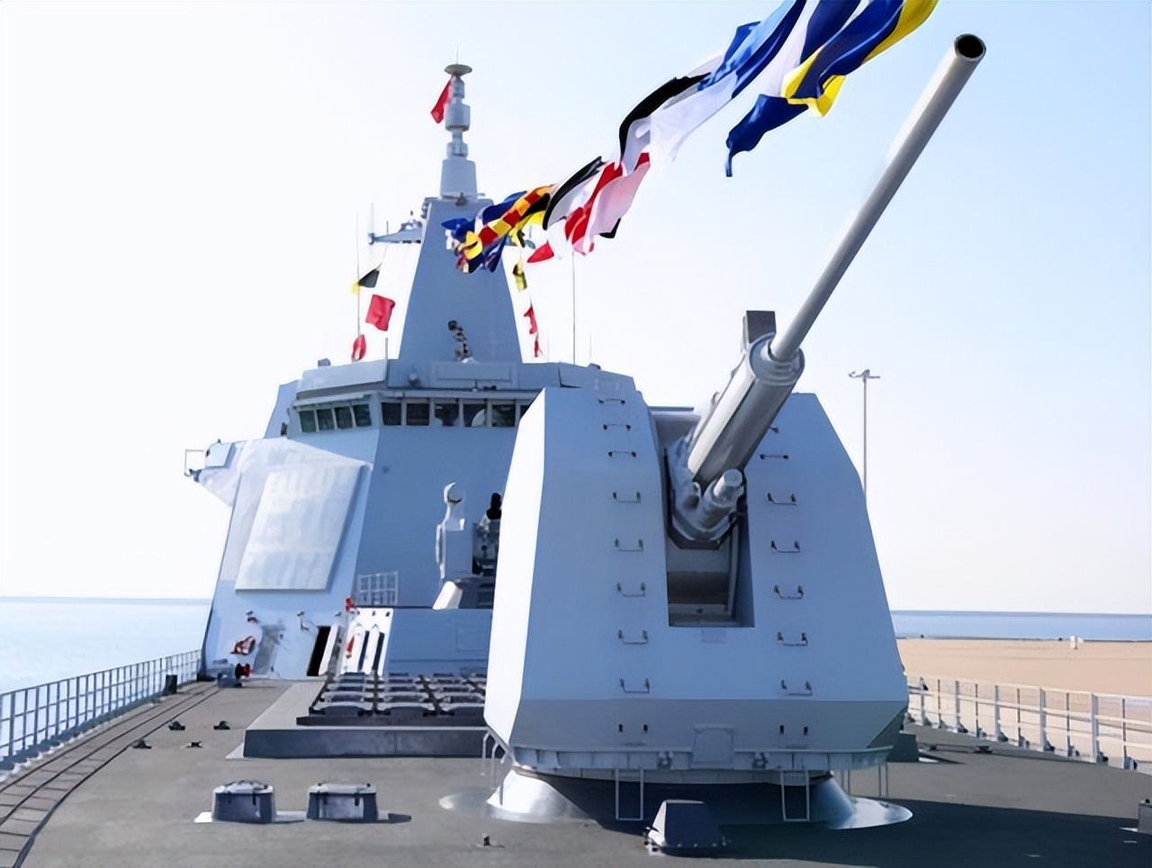 中国第2艘055万吨大驱已下水,003航母055大驱战力评价最新消息