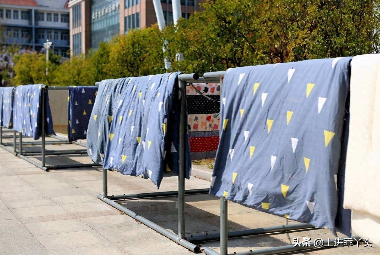 羽绒被长螨虫吗,羽绒被晾晒飞出的白色灰尘特别多