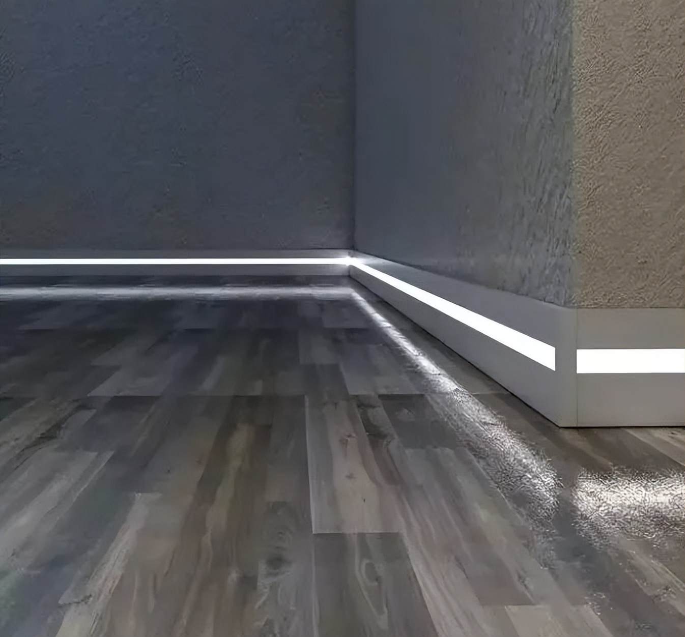 装完踢脚线发现墙不平整,装完踢脚线再装衣柜后悔了