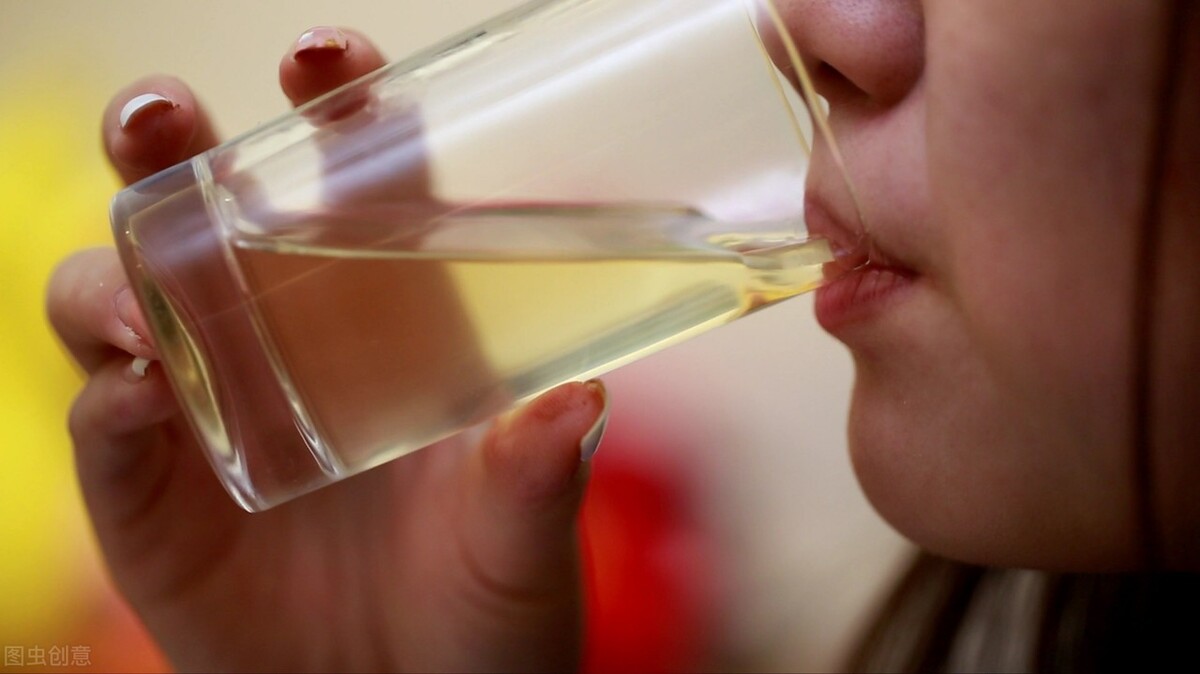 晨起一杯温开水伤阳,晨起一杯温水有啥好处