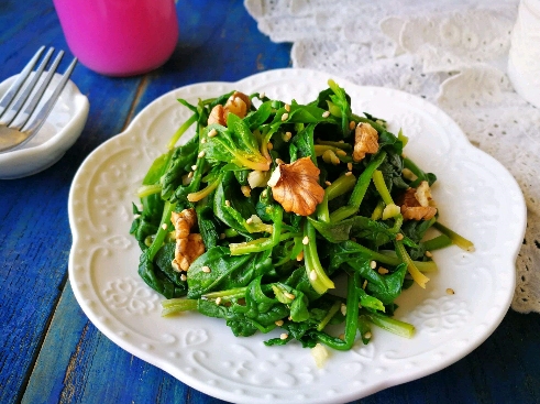 菠菜凉拌核桃,核桃菠菜