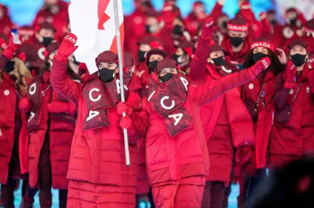 北京冬奥会开幕式羽绒服盘点,中国队穿的大衣到底是什么来头?