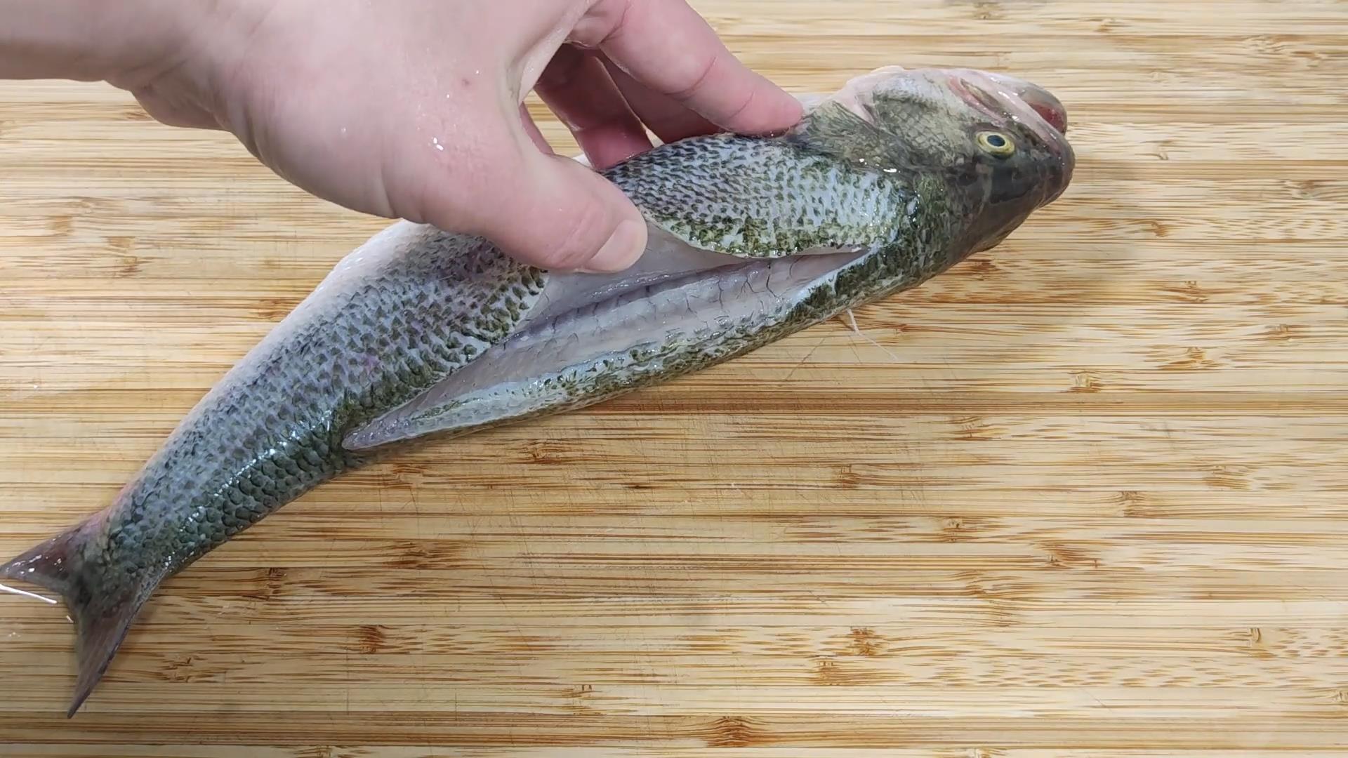 清蒸鲈鱼之前需如何处理一下,清蒸鲈鱼好吃的秘诀