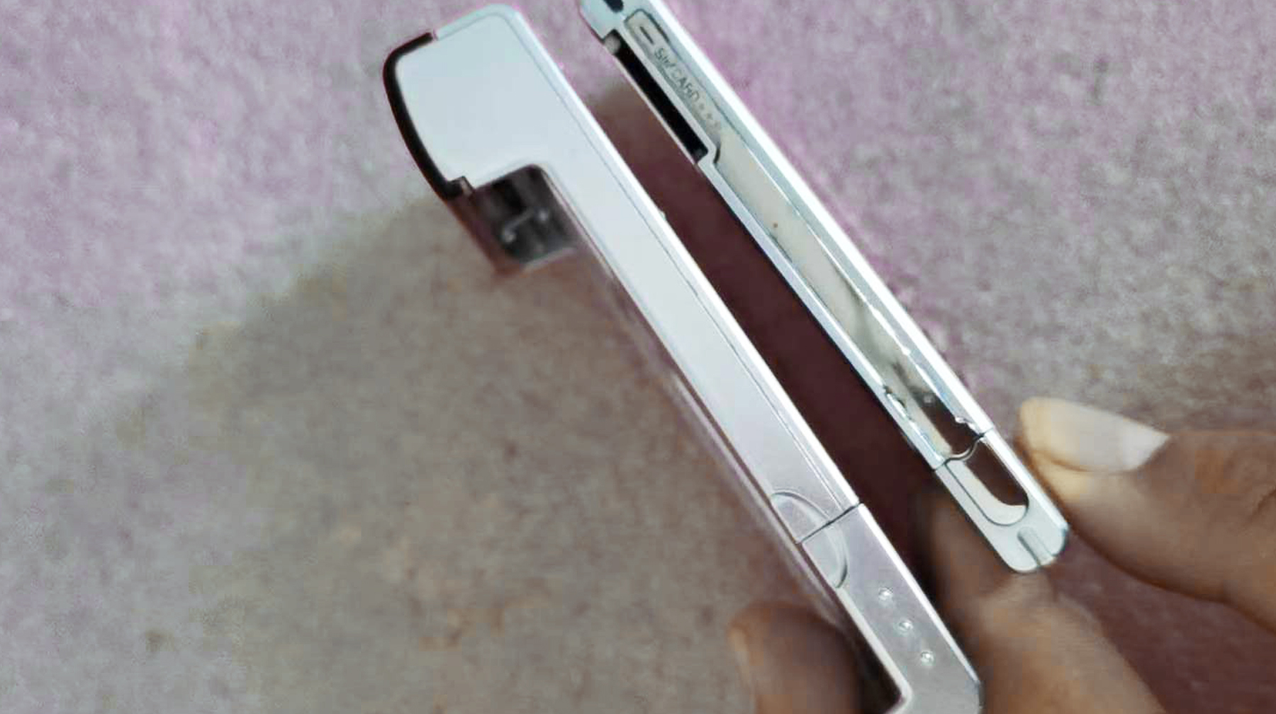 全金属机身带背夹电池，体验一款旧功能手机，这些设计很有前瞻性