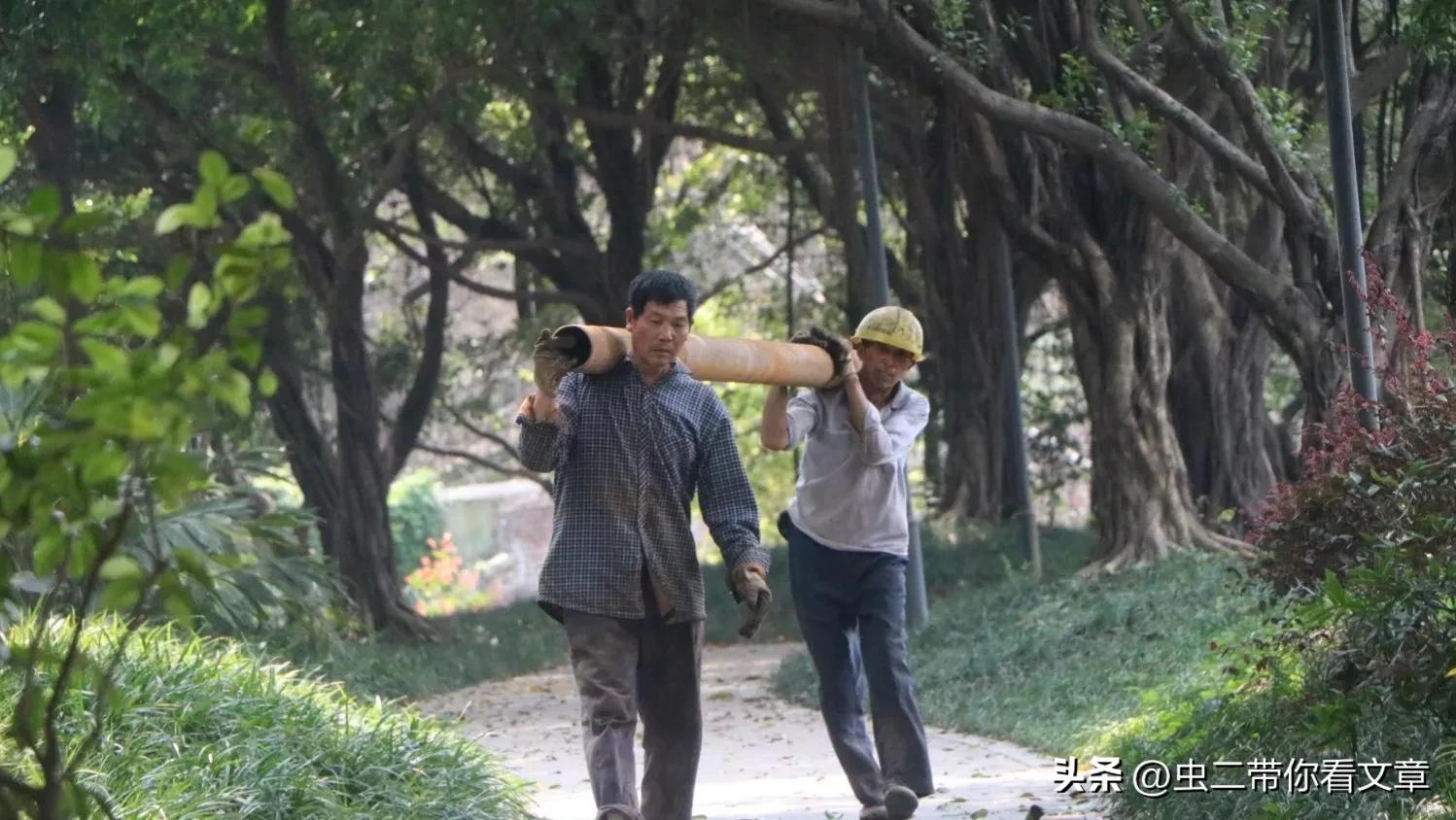 农村小伙扛一麻袋钱,农村小伙一个人养家糊口