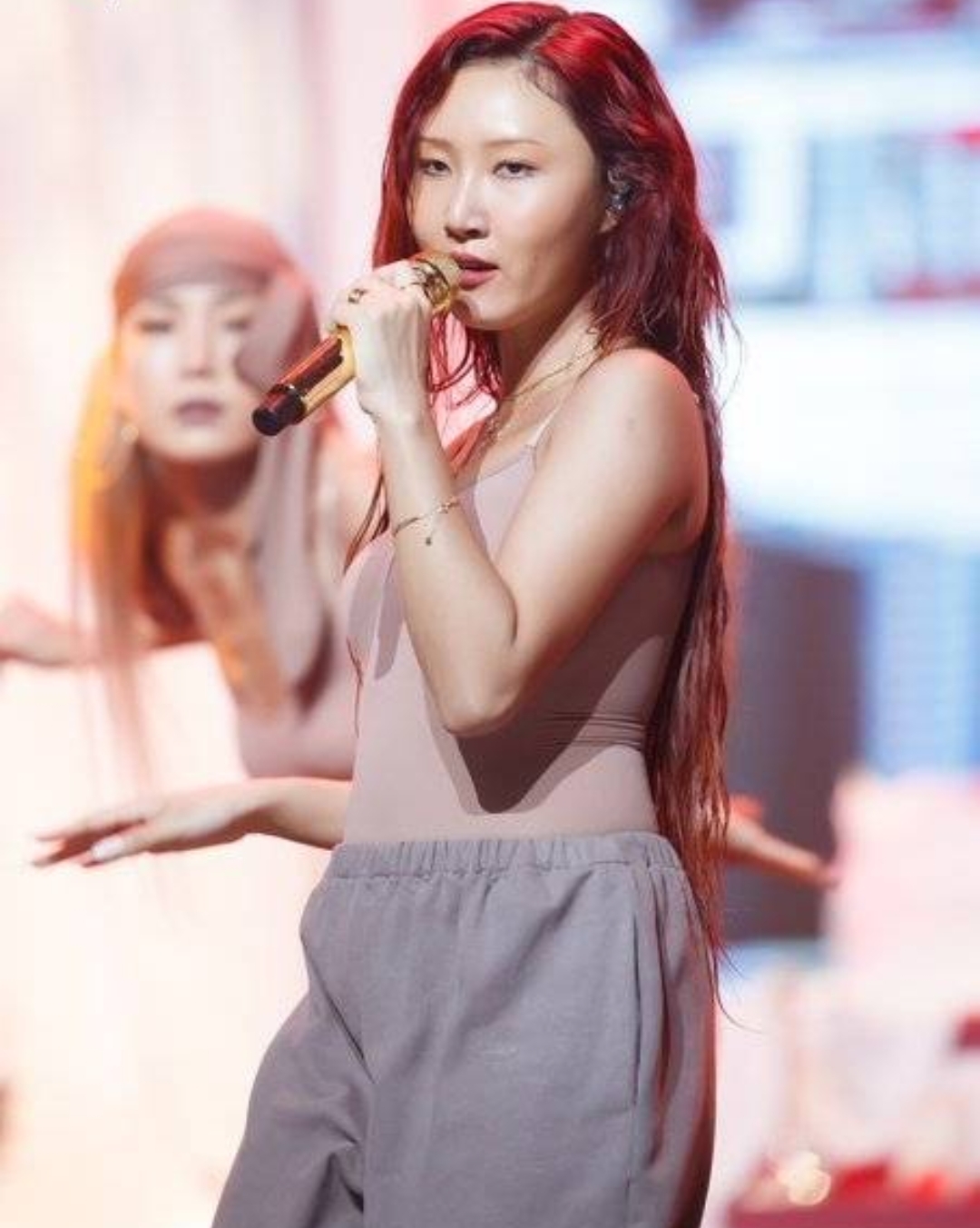 曝华莎学校演出涉嫌犯罪，舔手指摸*体下**动作不雅，学生家长已举报