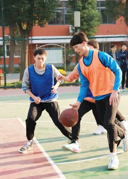 鐖辫繍鍔ㄦ墠鍋ュ悍鍥剧墖,杩愬姩寮哄仴浣撻瓌灞曠幇闈掓槬椋庨噰